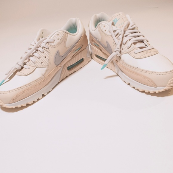 Nike Air Max 90 in Phantom Metallic Silver - Unworn - Picture 5 of 7